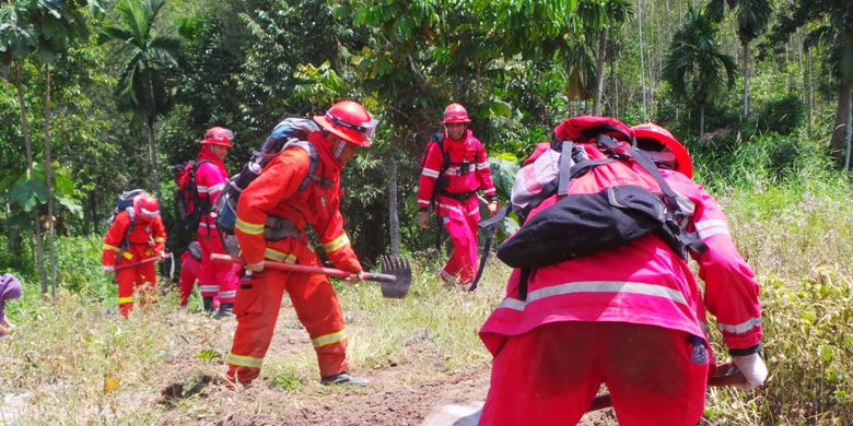 https://ekonomi.kompas.com/read/2018/05/09/152500126/helikopter-bergeluduk-tumpahkan-air-jelang-puncak-kemarau-