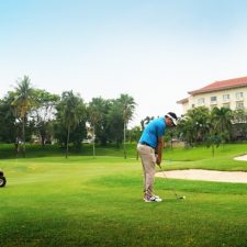 … atau Lapangan Golf dengan Fasilitas Hotel?