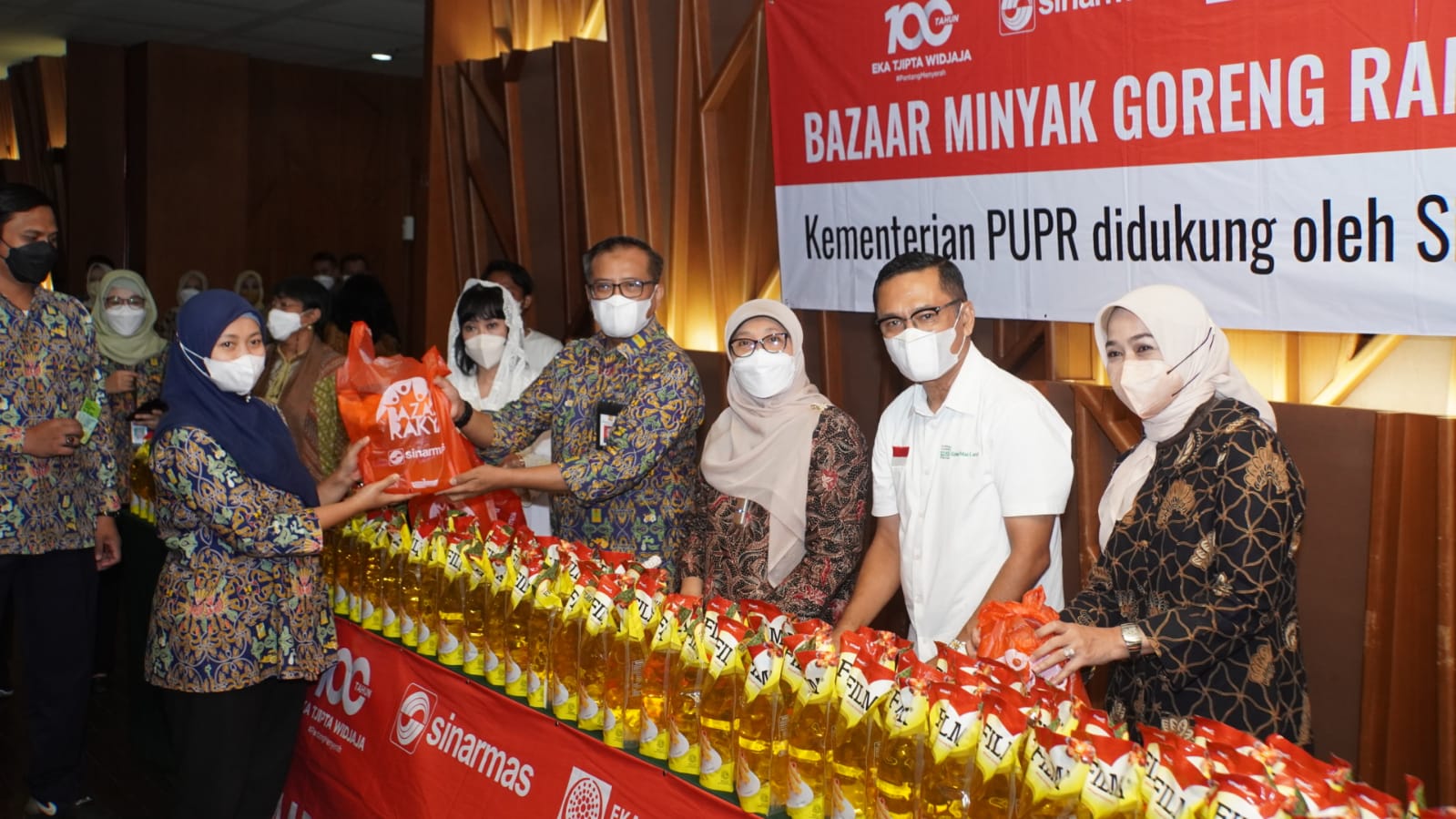 Sekretaris Jenderal Ir. Mohammad Zainal Fatah bersama Ibu Kartika Basuki Hadimuljono juga Managing Director Sinar Mas, Saleh Husin (Kedua dari kanan) dan Ibu Yusdiana Khalawi dalam kegiatan Bazaar Minyak Goreng Ramadan di Kementerian PUPR.