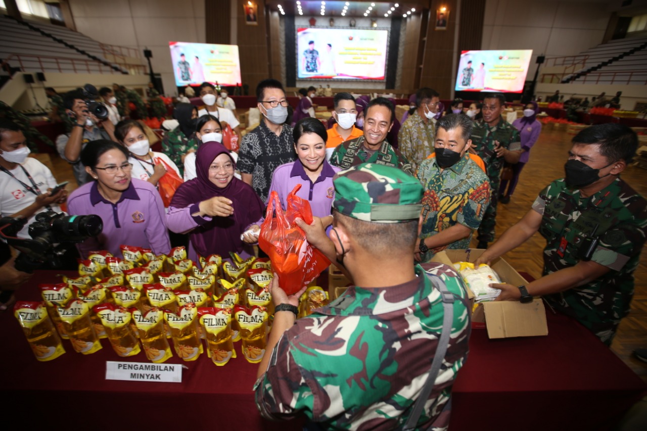 Sinar Mas bersama Panglima TNI, Jenderal Andika Perkasa dalam kegiatan Bazar Minyak Goreng Ramadan di Mabes TNI. Sinar Mas mengalokasikan belasan ribu liter minyak goreng kemasan dengan harga terjangkau untuk keluarga besar TNI.