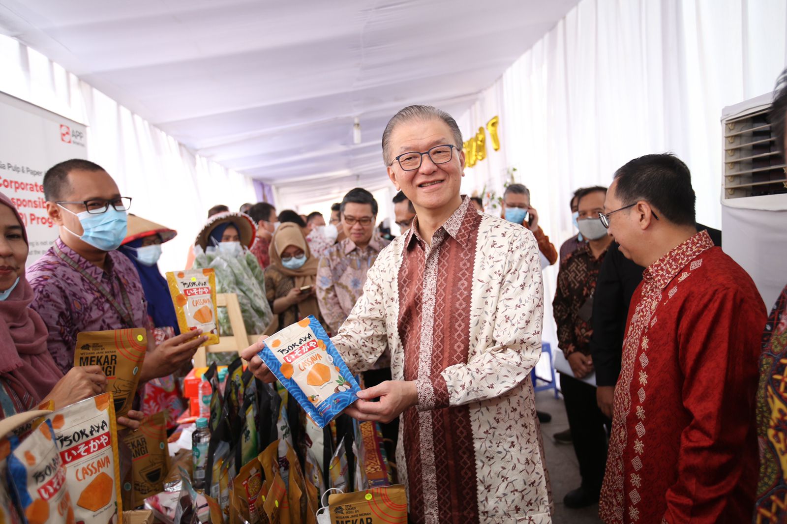 Board Member Sinar Mas, Frank Oesman Widjaja mengunjungi UMKM Binaan Pilar Usaha pada kegiatan Tjipta UMKM Fair, dukung UMKM naik kelas.